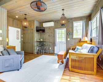 Killingly Barnyard Studio in Wine Country! - Ballouville - Вітальня