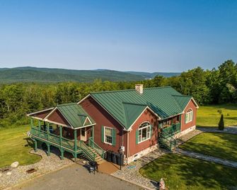 Spacious 3-bedroom home, views to 90 miles, 113 acres, 2.5 mi. marked trails - Bingham - Building