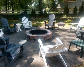 Acorn Hill Cabin with Pentwater Lake Access - Pentwater - Patio