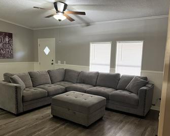 Nice 3-bedroom home near Lake Charles in Sulphur! - Sulphur - Living room
