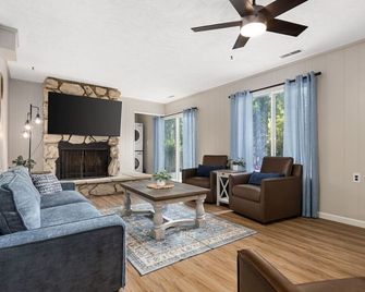 Peaceful Park Living - 3BD 10mins to DT Peoria - Pekin - Wohnzimmer