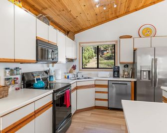 Lake Breeze Family Home in Tahoe Vista- lakeview - walk to lake - Tahoe Vista - Kitchen