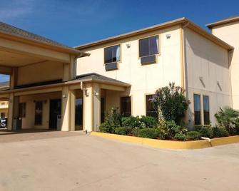 Budgetel Inn and Suites - Hearne - Building