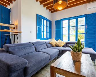 Beachfront Bliss: 3-Bdr Villa with Private Pool & Stunning Views - Polis Chrysochous - Wohnzimmer