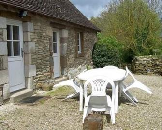 Charmante maison de campagne avec vaste parc arboré, cheminée et multiples activités à proximité - FR-1-410-153 - Gesnes-le-Gandelin - Patio