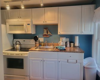 2 River Road Inn Cottages - Cape Neddick - Kitchen