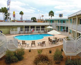 Spanish Trails Inn - Laredo Hotel - Laredo - Pool