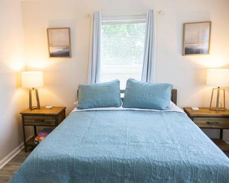Cozy Cottage only 4 Blocks from the Ocean - Jacksonville Beach - Bedroom