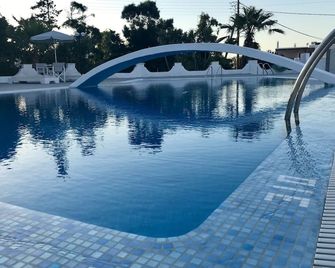 Hotel Lodos - Karterados - Piscina