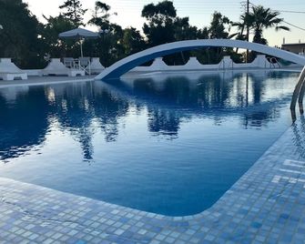 Hotel Lodos - Karterados - Pool