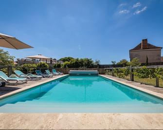 Eco Lodge Le Barradis, Country House With 4000 M2 And Heated Swimming Pool - Hautefort - Piscina