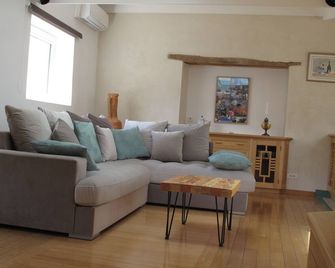 Charming village house in the Golf de St Tropez. - La Garde-Freinet - Huiskamer