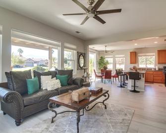 2 Mi to Coachella Indio Home with Outdoor Oasis - Indio - Sala de estar