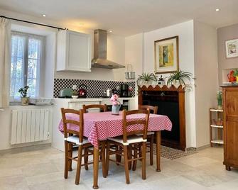 La Ferme De Lucie Two-Bedroom House With Private Garden And Courtyard. - Escolives-Sainte-Camille - Salle à manger