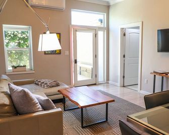 Suites On Main - Kelseyville