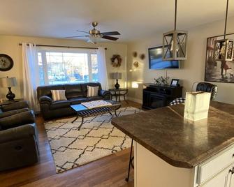House Near Hospital, Baseball Fields, and College - Torrington - Вітальня