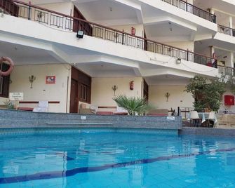 Rezeiky hotel and camp Luxor - Lúxor - Piscina