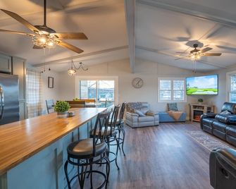 Private Island Retreat with 500' Level Lakefront & 3 Houses with Private Docks!! - Camdenton - Wohnzimmer