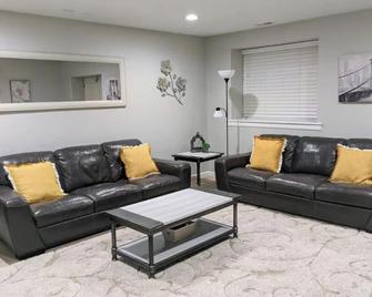 Spacious 3-Bedroom Apartment. Huge TVs, Comfy beds - Rigby - Pokój dzienny