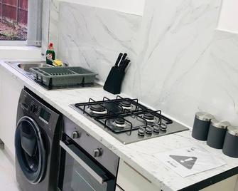 7 Guest 4 Bedrooms City Centre Lovely Ho - Loughborough - Kitchen