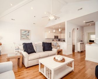 The Perfect Island Getaway - Ocean Views + Steps to the Sand! Atlantic Beach, NC - Atlantic Beach - Wohnzimmer