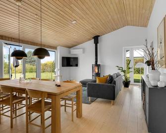 Beautiful home in ølsted with sauna - Olsted - Comedor