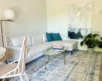 Two Bed with Huge Deck: Heart of Kits & 5 mins from Beach - Vancouver - Sala de estar