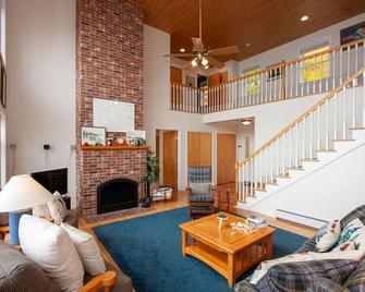 204 Gregory Drive, Newport Vt 05857 · Beautiful Lake Front 3br Cabin W/Sunset Views! - Newport - Sala de estar