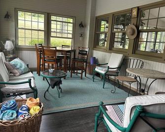 Relax & Work: Cozy 4br Retreat, Fireplace, Fast Wi Fi, Ideal Location, Turnpike - Greensburg - Huiskamer