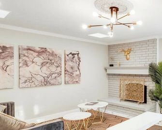 Spectacular 4BR 2,5BA Holiday Home with Pool and Grill - Carrollton