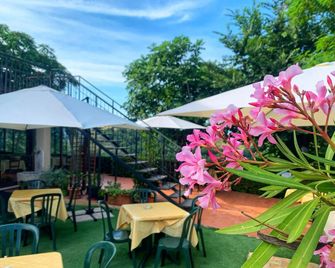 Chiaraluce Country House - Massignano - Patio