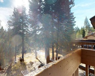 Cozy Mountain Condo with Hot Tub & Seasonal Pool - Year-Round Outdoor Fun Nearby - Lakeshore - Balcony