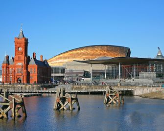 Holiday Inn Cardiff City Centre By IHG - Cardiff - Building