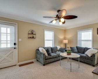 Quaint Cedar Rapids Home, 4 Mi to Downtown! - Cedar Rapids - Living room