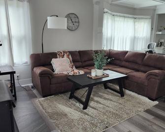 Saltline Retreat - Tillamook - Living room