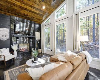 Secluded Luxury Couples Cabin with Hot Tub - Broken Bow - Living room