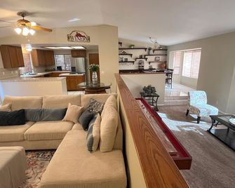 Charming 3-bedroom house in beautiful Fallbrook with WiFi, AC - Fallbrook - Wohnzimmer