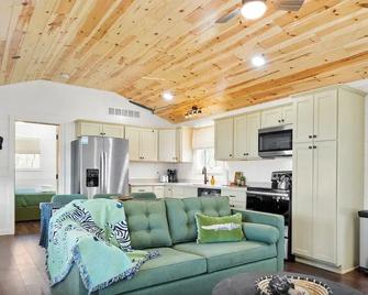 The Lodges at Eden Reserve - Pet Friendly Cabins Near Ark - Williamstown