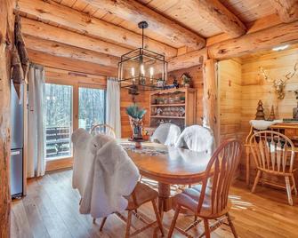Romantic and Secluded Berkshire's Gem - New Marlborough - Dining room