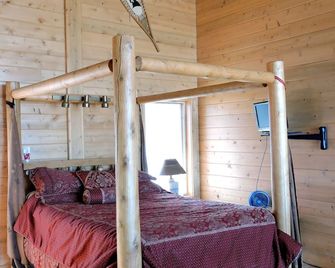Golden Dunes Luxury Log Home Overlooking Lake Michigan - Mears - Bedroom