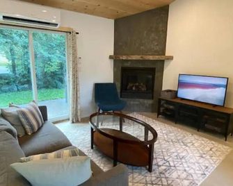Le Garage - Beaverton - Living room