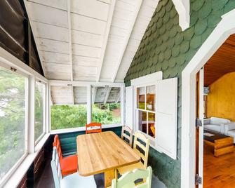Dog-friendly retreat with porch, kayaks, & amazing views - right on the water - Charlotte - Balcony