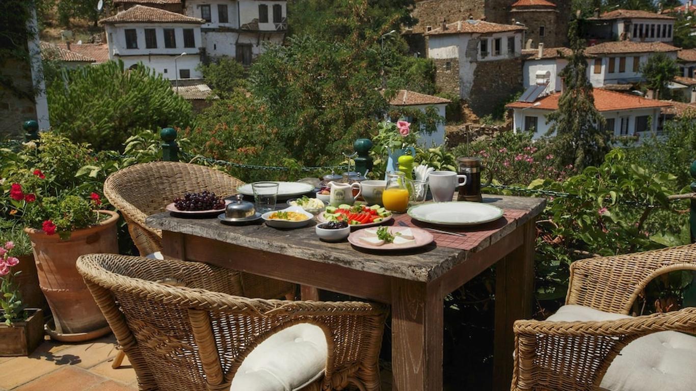 Terrace Houses Sirince - Fig, Olive Clockmakers and Grapevine