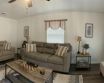 Solindas Rest. Located on the beautiful New River. - Hinton - Living room
