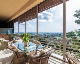 Porta Tufi Luxury Apartment with Private Parking! - Siena - Ban công