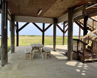 A Beach Getaway Home Home - Grand Isle - Patio