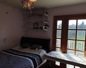Cozy Pink Room in quiet Redlands home with AC, WiFi. - Redlands - Bedroom