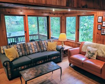 Salmon River Waterfront Cabin w/ Hot Tub! Dog Friendly! - Welches - Sala de estar