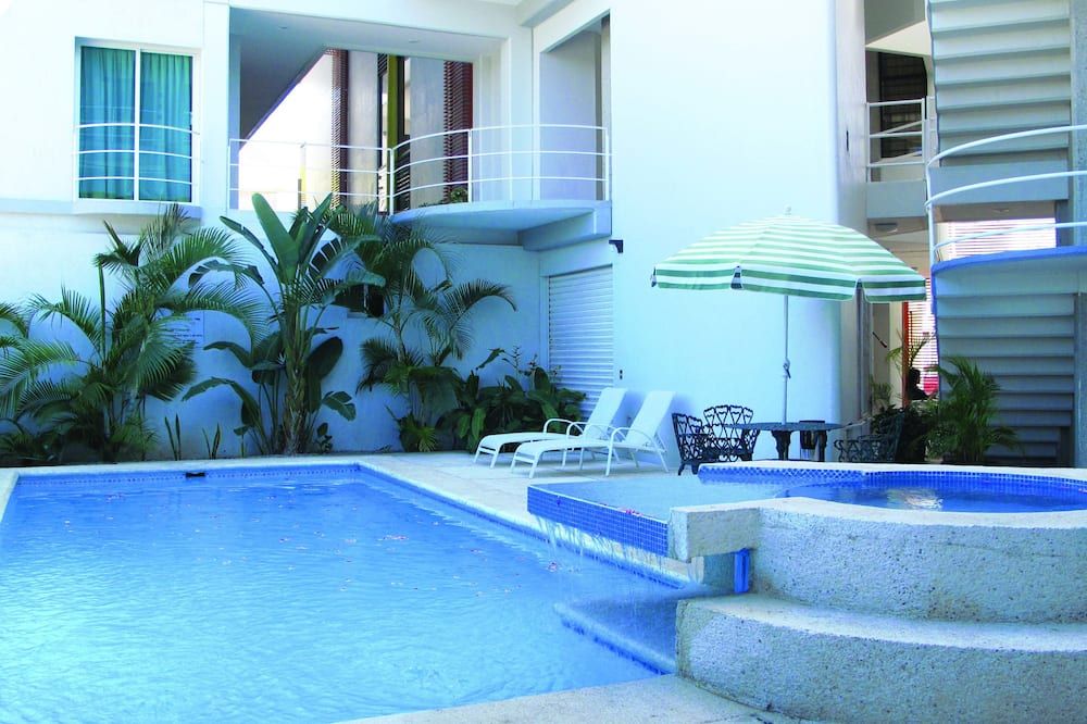 هوتل آر إس سويتس - توكستلا جوتيريز - حوض السباحة