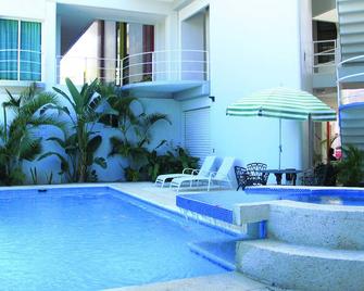 هوتل آر إس سويتس - توكستلا جوتيريز - حوض السباحة